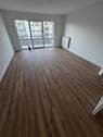 helles Wohzimmer mit Balkon - 