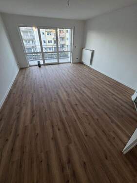 helles Wohzimmer mit Balkon - 