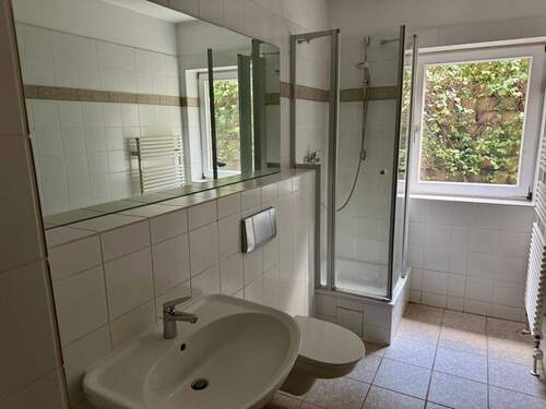 Badezimmer mit Dusche - Etagenwohnung mit 138,00 m&sup2; in Berlin zum Kaufen