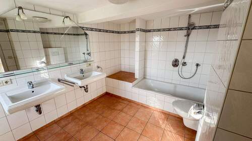 Elternbad mit Wanne OG - 