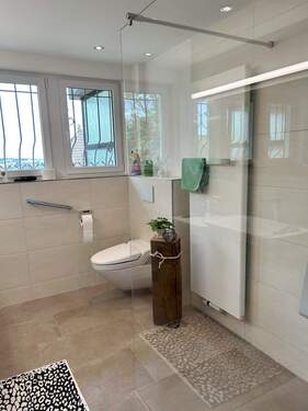 Bad mit Dusche - 