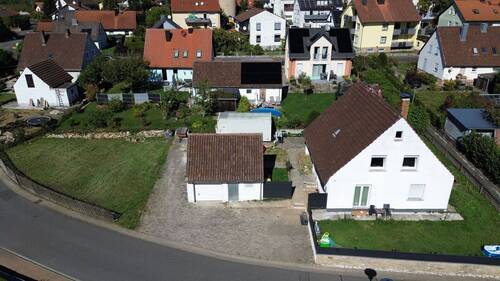 Baugrundstück in Kist neben Zweifamilienhaus mit Garage - Provisionsfrei! Attraktives Baugrundstück in guter Lage von Kist mit sehr guter Verkehrsanbindung