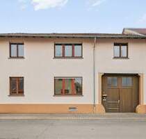Zweifamilienhaus mit großem Grundstück, Scheune und Dachterrasse in Linkenheim-Hochstetten