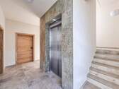 Treppenhaus mit Aufzug - 