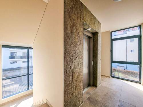 Treppenhaus mit Aufzug - 