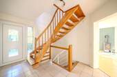 Flur EG mit Treppe zum DG - 