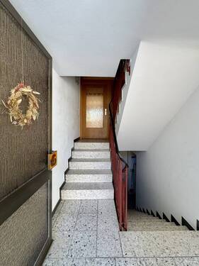 EG Hauseingang - 8 Zimmer Mehrfamilienhaus, Wohnhaus in Sachsenheim / Kleinsachsenheim