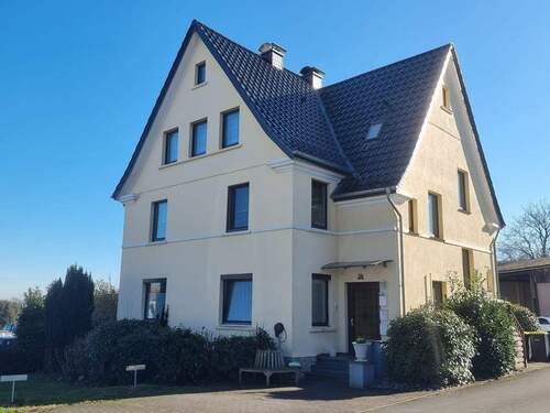 Hausansicht - Mehrfamilienhaus mit flexibler Nutzung: Eigenheim plus Mietwohnung