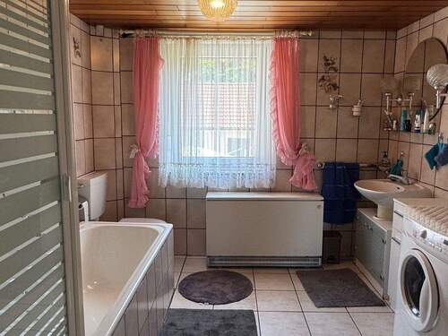 gepflegtes Badezimmer - 