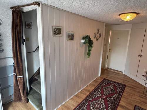 Flurbereich mit Blick zum DG & Badezimmer - 