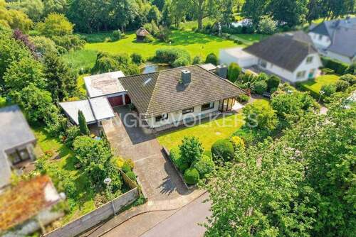 [KI-optimiertes Foto Sommer] Vogelperspektive - Ihr privates Naturparadies-Wohnen auf ca. 500 m² Wohn- und Nutzfläche im Ahrensburger Villenviertel