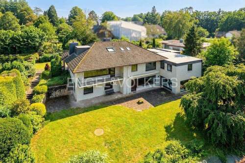 [KI-optimiertes Foto Sommer] Vogelperspektive Rückseite - Einfamilienhaus mit 300,00 m&sup2; in Ahrensburg zum Kaufen