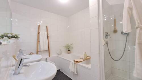 Badezimmer mit Dusche & Badewanne - 
