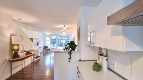 Blick von der Küche in Wohnbereich - 5 Zimmer Reihenmittelhaus in Leinfelden-Echterdingen