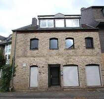 Wohn-u.Geschäftshaus im Zentrum von Köln-Porz ca. 220 m² Nutzungsänderung in 2-3 Wohnungen möglich.