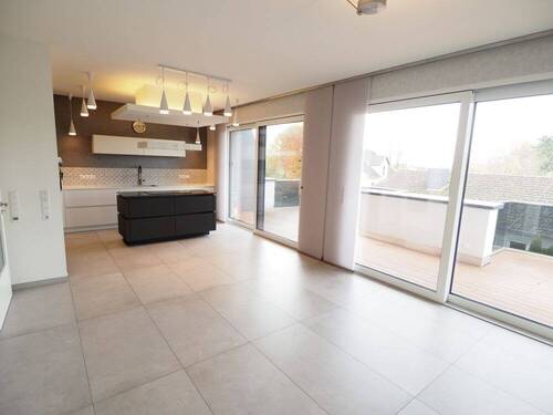 Wohn-Esszimmer mit offener Küche - 