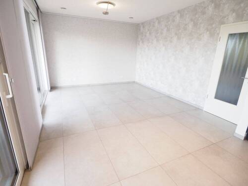 Blick von der Küche in den Wohnbereich - 