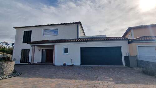 Außenansicht - Mehrfamilienhaus, Wohnhaus mit 320,20 m&sup2; in Kösching zum Kaufen