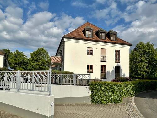 Tiefgarageneinfahrt - 2 Zimmer Etagenwohnung in Dresden