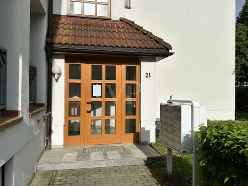 Eingangsbereich außen - Etagenwohnung mit 62,20 m&sup2; in Dresden zum Kaufen