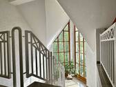 Treppenhaus mit großen Fenstern - 