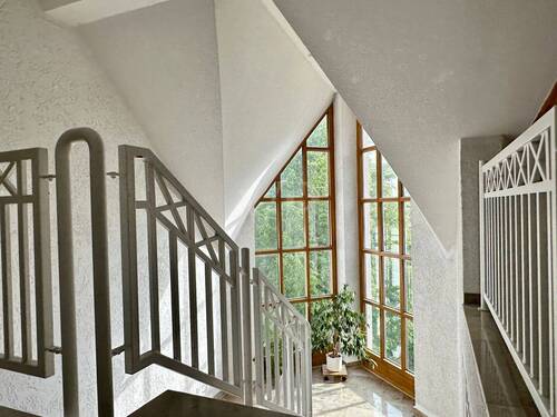 Treppenhaus mit großen Fenstern - 