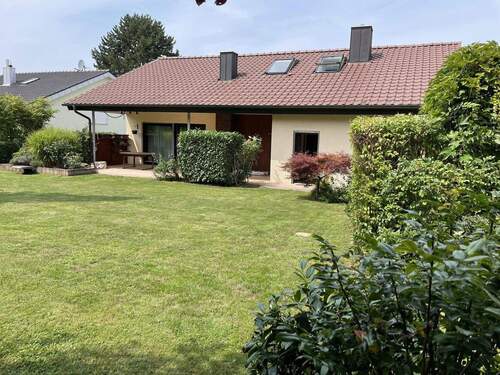 Garten, Terrasse, Südseite - 5 Zimmer Einfamilienhaus in Abstatt