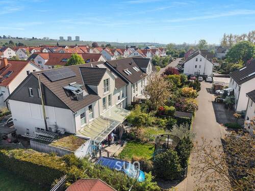 LUFTANSICHT - EINZIEHEN & WOHLFÜHLEN - Modernisiertes Reiheneckhaus mit Kamin & Gartenidylle