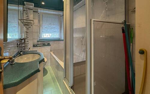 Bad mit Wanne und Dusche - 