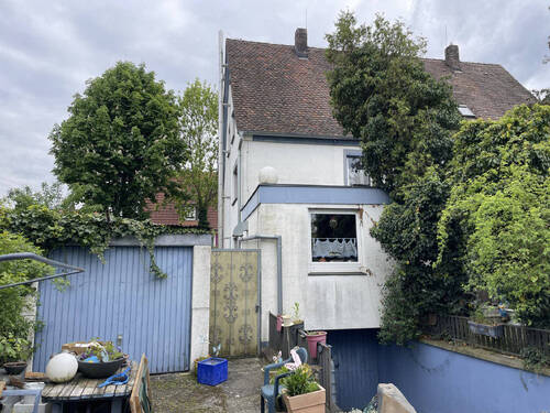 Bild1 - Sanierungsbedürftige Doppelhaushälfte mit Garten und 2 Garagen!