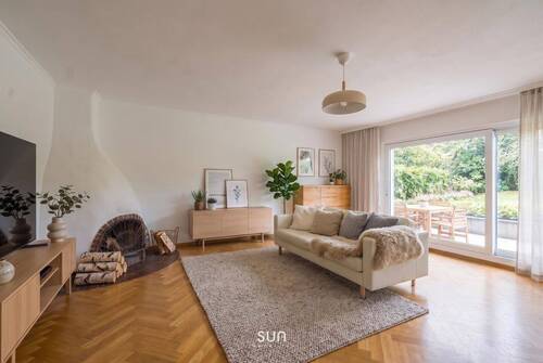 WOHNZIMMER STAGED - ***Wohnen im Grünen: Stilvolle Erdgeschosswohnung zwischen Victoriapark und Burg Kronberg***