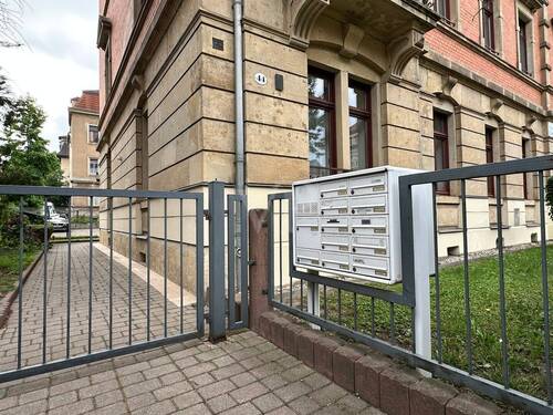 Grundstückseingang - 2 Zimmer Etagenwohnung in Dresden