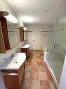 Bad mit Dusche und Wanne - 