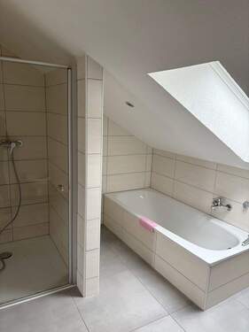 .. mit Wanne und Dusche ! - 