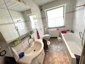 Bad mit Wanne, Dusche und Fenster - 
