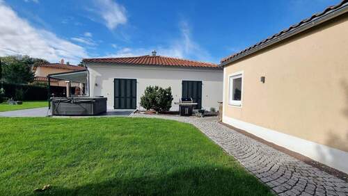 Garten - Mehrfamilienhaus, Wohnhaus in Kösching