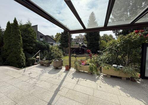 Teilüberdachte Terrassenbereich - EINFAMILIENHAUS IN KIRCHRODE - 840.000,00&nbsp;EUR Kaufpreis, ca.&nbsp; 215,00&nbsp;m&sup2;&nbsp;Wohnfl&auml;che