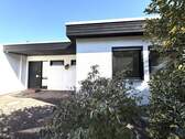Hausansicht - BUNGALOW IN HANNOVER-LAATZEN - 295.000,00&nbsp;EUR Kaufpreis, ca.&nbsp; 153,00&nbsp;m&sup2;&nbsp;Wohnfl&auml;che