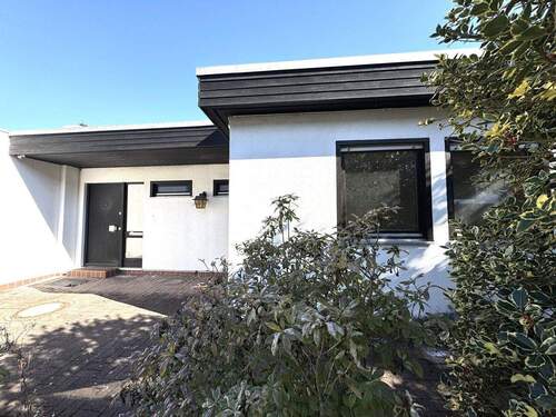 Hausansicht - BUNGALOW IN HANNOVER-LAATZEN - 295.000,00&nbsp;EUR Kaufpreis, ca.&nbsp; 153,00&nbsp;m&sup2;&nbsp;Wohnfl&auml;che