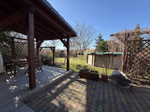 Urlaubsfeeling auf der eigenen Terrasse mit Blick auf den Pool - Einfamilienhaus mit 122,70 m&sup2; in Dresden / Weixdorf zum Kaufen