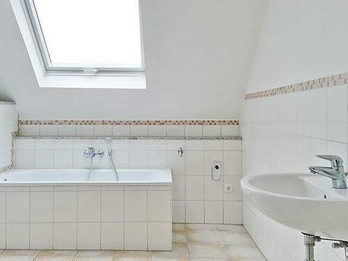 Badezimmer mit Wanne,Dusche und WC - 