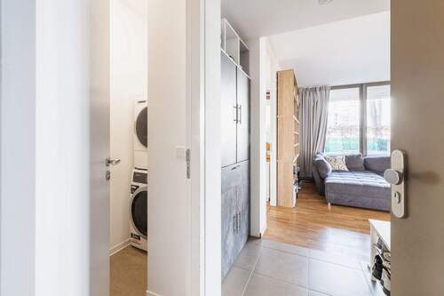 Eingangsbereich Mit Blick in den Hauswirtschaftsraum - 