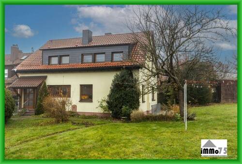Aussenansicht - ein Zuhause am Feldrand - Ruhe, Weitblick und zwei Wohneinheiten in perfekter Harmonie +3 Garagen