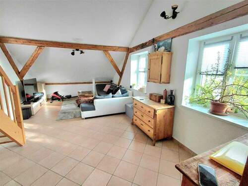 Wohnzimmer - Moderne 4-Zi-Wohnung in Altusried-Ortsteil mit Einbauküche und Balkon ab 1. Mai 2026