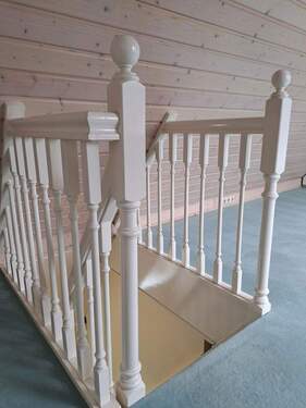 weiße Holztreppe zum DG - 