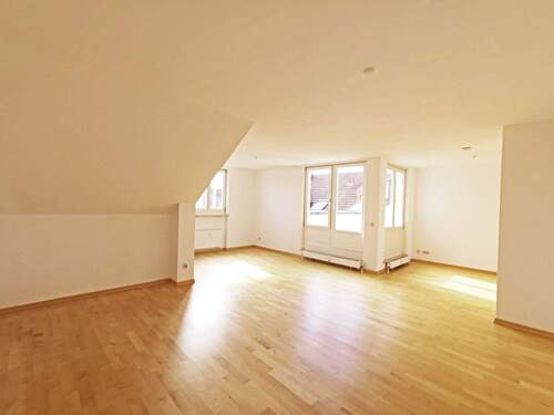 Großes Wohn-Esszimmer - 2 Zimmer Etagenwohnung in Unterhaching