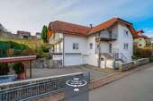 Stattliches Zweifamilienhaus - Stattliches Zweifamilienhaus mit integrierter Garage und Carport!