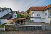 Carport und Hof - 