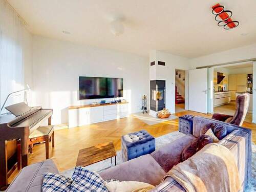 Titelbild - Stilvolles Wohnen auf zwei Ebenen - Neubauhaus mit Terrasse & Garten