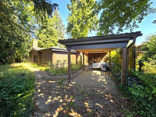 Haus und Carport - Uriges Holzhaus mit Kamin - ideal als Ferien- oder Singlehaus